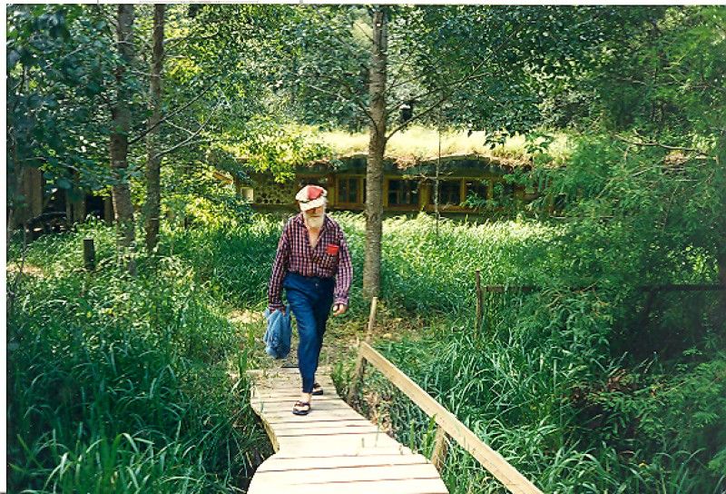 hundertwassr-on-his-land-in-kaurinui-valley-new-zealand-1995.jpg